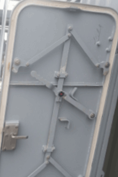 Face arrière d’une porte blindée pour navire / Vessels’ protected door back side